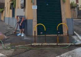 Negozio in ferie viene vandalizzato. Volontari improvvisati ripuliscono