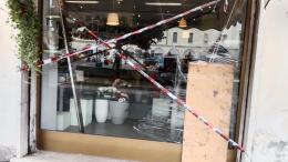 Spaccano di notte la vetrina del negozio di Vigevano. Ancora nessuna riparazione