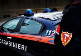 I ladri entrano in cortile e rubano l'auto. Poi fuggono