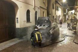 Vigevano: auto a fuoco nella notte in via Persani