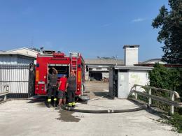 Sterpaglie in fiamme vicino alle aziende sulla statale 494