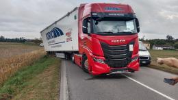 Autoarticolato esce di strada poco dopo la Sforzesca di Vigevano