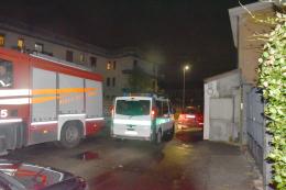Fuoco nella cantina di via Gorizia a Vigevano. Fumo nel palazzo, fuori tutti i residenti
