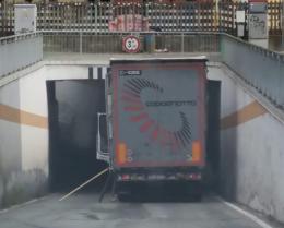 Mortara, un camion si è incastrato nel sottopasso di corso Torino