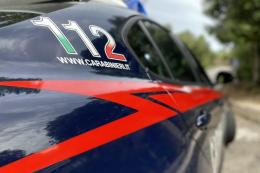 Forzano la finestra del bagno, mettono a soqquadro la casa e poi scappano con 200 euro in contanti