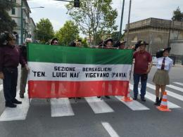 La città abbraccia i bersaglieri