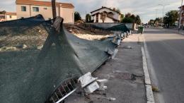 Vigevano, il vento abbatte ancora la recinzione del cantiere di corso Argentina