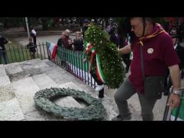 Vigevano, il raduno regionale dei Bersaglieri: la posa delle corone ai monumenti delle associazioni d'arma e dei Caduti