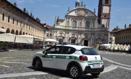 Agenti che parlano il dialetto per mettere in guardia gli anziani contro le truffe: il progetto della polizia locale di Vigevano 