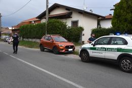 Vigevano: perde il controllo del suv e urta un palo in cemento