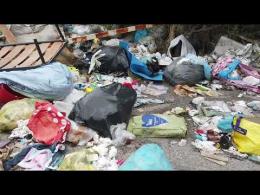 Anche arredamenti completi nella discarica accanto al ponte sul Ticino