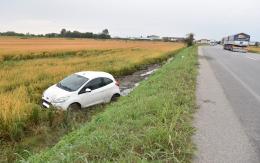 Auto esce di strada e finisce in una risaia