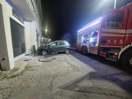 Auto a fuoco a Vigevano. Intervengono i pompieri. Paura in via Gravellona