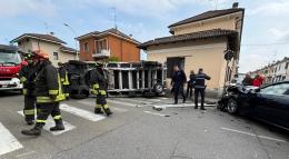 Mortara: dopo lo scontro il furgone si ribalta in mezzo alla strada