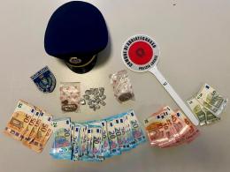 Gli agenti vanno a sgombrare una casa occupata e trovano uno spacciatore