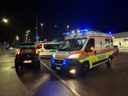 L'auto correva all'ospedale. È stata bloccata da un controllo e l'ambulanza è arrivata in aiuto