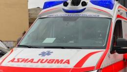 Perde il controllo della sua auto e finisce contro due vetture posteggiate