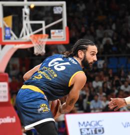Basket, serie A2, l'impresa della Elachem Vigevano a Pesaro. Peroni: «Sapevamo di non essere quelli visti contro Cremona»