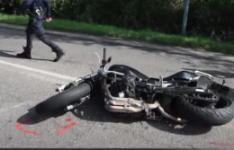 Motociclista ferito gravemente in un incidente cerca l’auto pirata e testimoni
