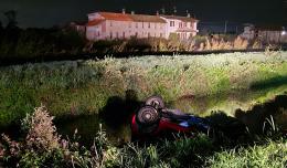 Gropello Cairoli, utilitaria esce di strada in curva e si ribalta nel canale: deceduto un uomo di 59 anni