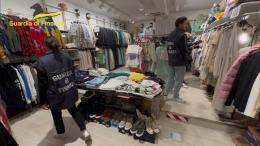 Vigevano: sequestrati 15mila capi di abbigliamento di provenienza illecita in un negozio del centro