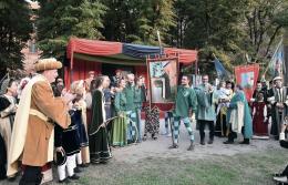 Il Palio delle contrade: i giochi, gli eventi, la “tavola rinascimentale” e il programma liturgico