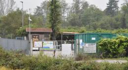 Arraffa e vandalizza in due isole ecologiche: identificato grazie alle telecamere
