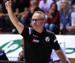 Basket, serie A2, colpo di scena a Pesaro: lascia coach Pino Sacripanti