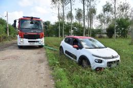 Auto Gpl fuori strada: intervengono i vigili del fuoco per la messa in sicurezza