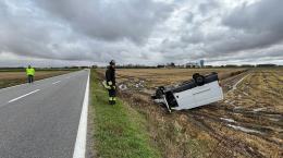 Lomello, il furgone postale esce di strada e si ribalta in un campo: ferito 24enne