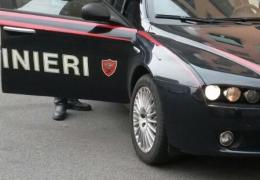 Ladri in casa in pieno giorno, rubano 300 euro e le posate d'argento