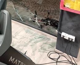 Vigevano, veicolo urta bici parcheggiata che sfonda la vetrina della palestra
