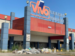Scoperti mentre scaricano rifiuti speciali nell’ex centro commerciale di Ozzero