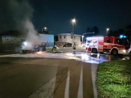 Vigevano, veicolo in fiamme con serbatoio a gas. Lo spengono i pompieri