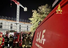 Si arrampica su una gru per protesta 
