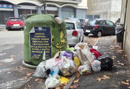 Vigevano, una discarica attorno alla campana del vetro 