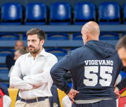 Basket, serie A2, la Elachem Vigevano si prepara ad affrontare Udine. L'assistant-coach Lorenzo Bruni: «Fondamente approcciare al meglio alla partita»