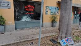 Esce di strada in corso Cavour a Vigevano e sfonda la vetrina della pizzeria