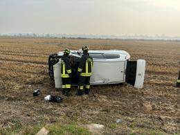 Breme, perde il controllo dell’auto e finisce in un campo: 26enne in ospedale