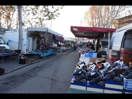 Mercato, commercianti costretti a fare slalom tra gli escrementi