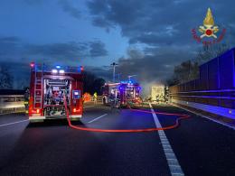 Autotreno prende fuoco in autostrada tra Bereguardo e Gropello Cairoli