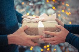 Dal “regalo sospeso” a “chi può metta, chi non può prenda: le iniziative solidali