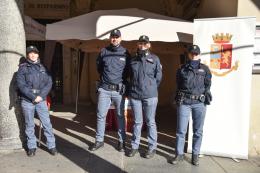 La polizia e il gazebo contro la violenza di genere