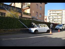 La 500 abbatte il lampione