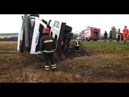 Mezzo pesante esce di strada e si ribalta tra Gravellona e Cassolnovo: lo schianto contro un palo