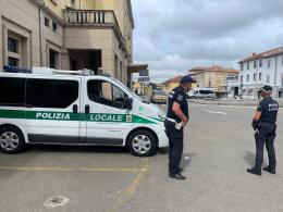 Mortara: dà in escandescenza durante un controllo e aggredisce due agenti della polizia locale