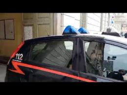 VIDEO I carabinieri escono dal Comune: sul sedile posteriore c'è il sindaco Ceffa