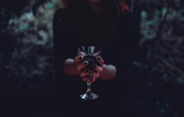 Cenare al buio per aiutare i ciechi