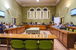 Parte la mozione di sfiducia al sindaco Ceffa, firmata da 10 consiglieri di opposizione