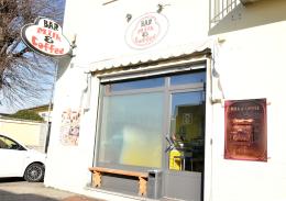 Vigevano, forzano una finestra del bar e si portano via bottiglie e un'affettatrice